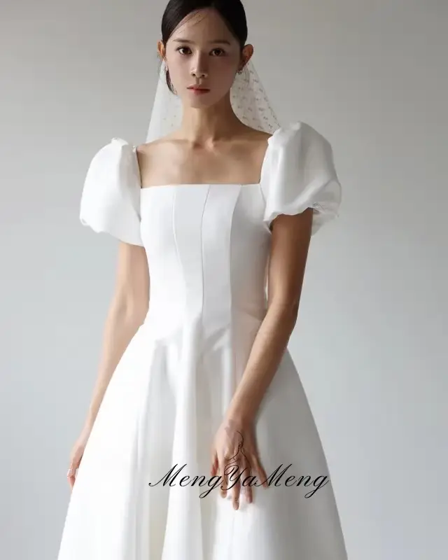 Robe de mariée coréenne moderne en satin brillant avec dentelle et plissé pour séances photos et cérémonies de fiançailles