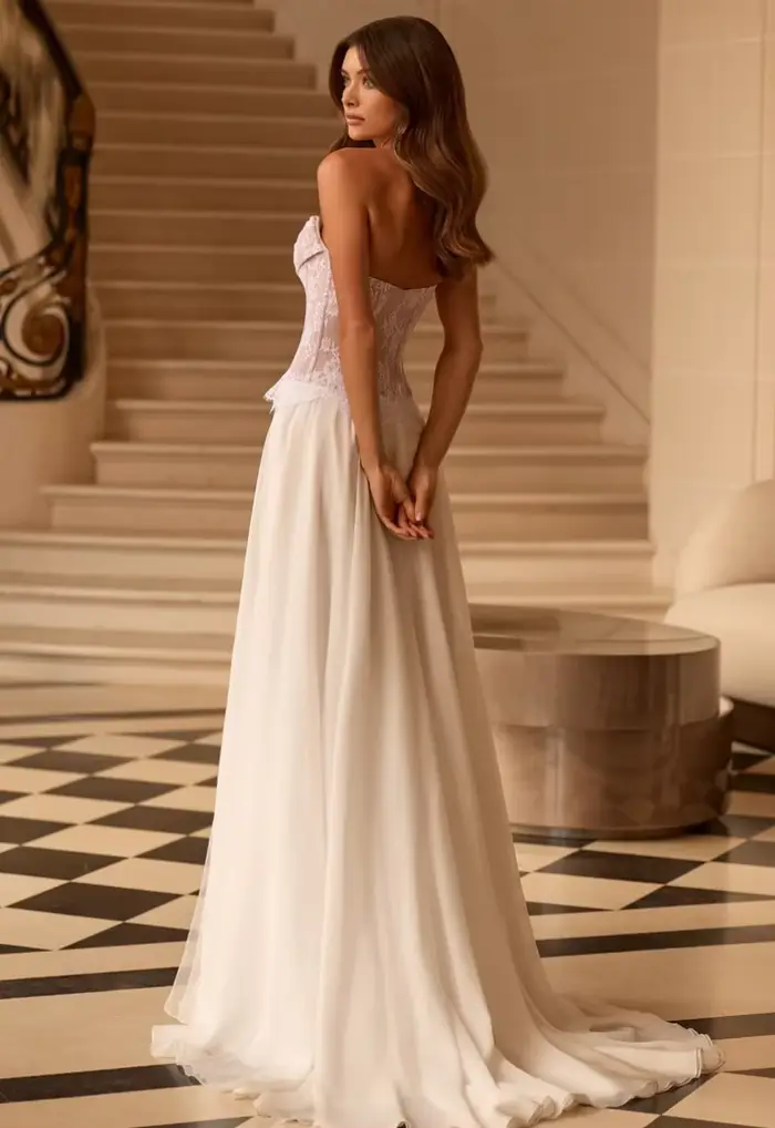 Robe de mariée blanche en dentelle transparente et tulle avec appliques et volants silhouette une ligne pour mariage élégant