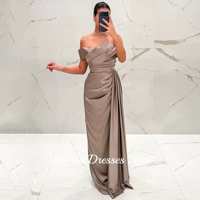 Robe de soirée chic champagne drapée à épaules dénudées
