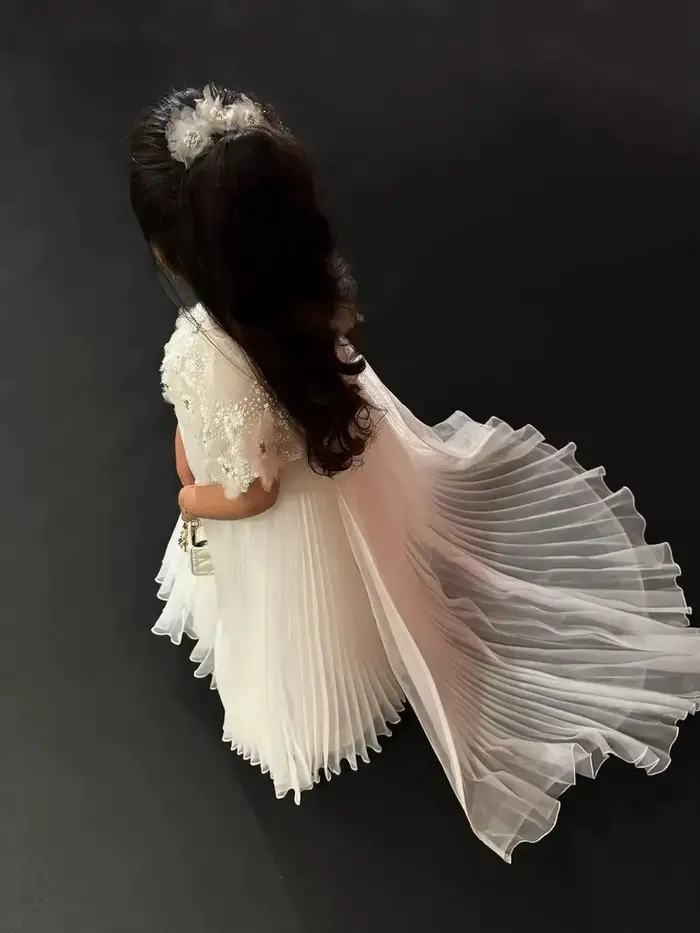 Robe de demoiselle d'honneur blanche avec appliques florales pour mariages et occasions spéciales pour enfants princesses