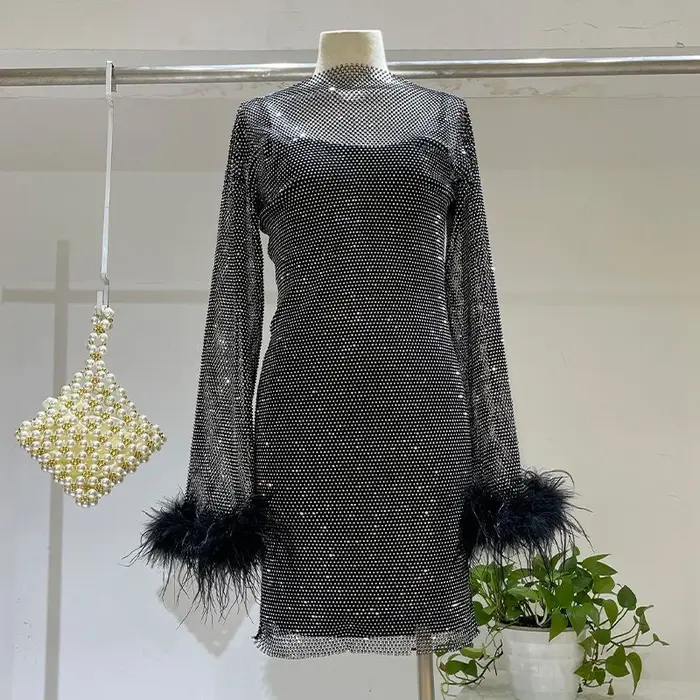 Robe d'anniversaire de luxe pour femme noir style élégant coupe crayon sans manches avec plumes et soie pour occasion estivale