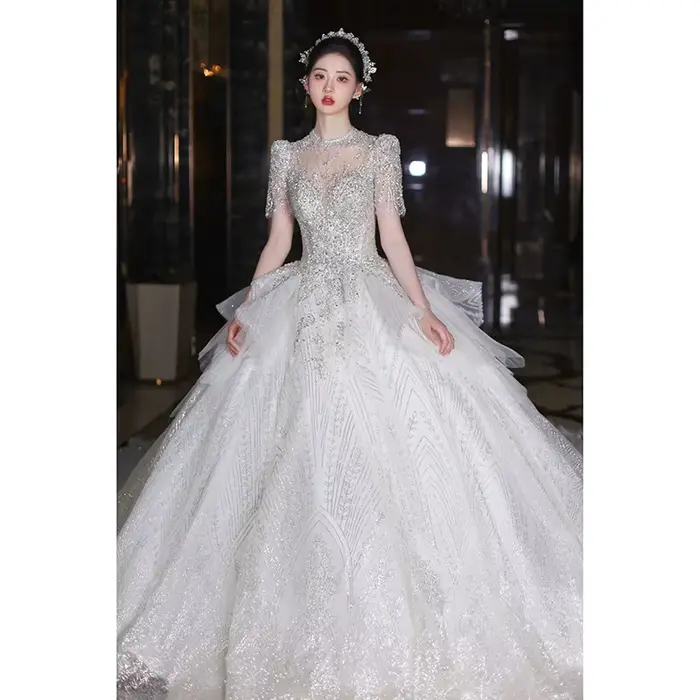 Robe de mariée française en dentelle avec train de balayage brosse, silhouette de bal, col rond, paillettes ciel étoilé, grand format, personnalisée pour les occasions spéciales