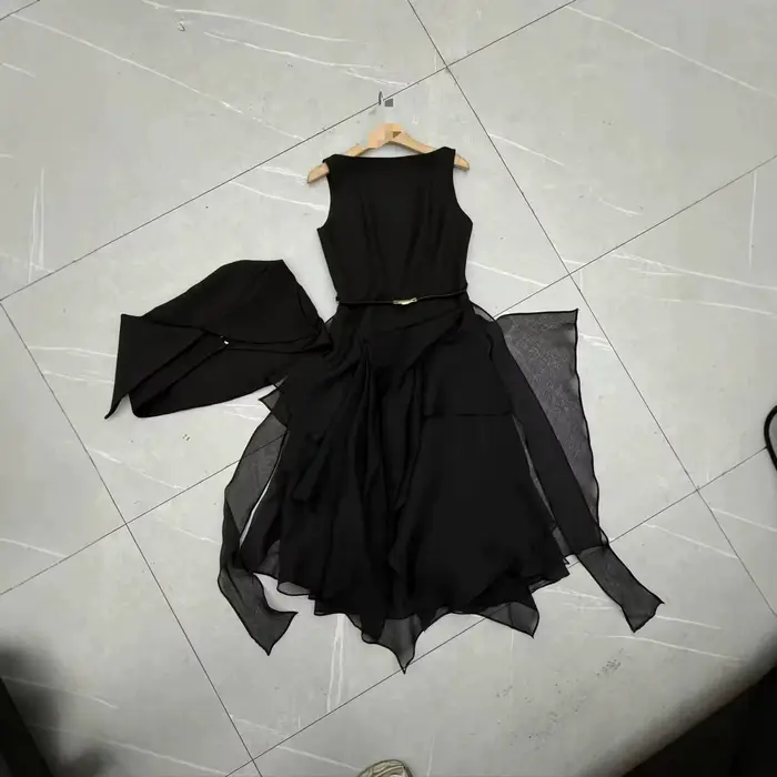 DEAT 2026 Nouvelle Robe Longue Asymétrique à Taille Cintrée avec Cape, Design Niche Vietnamien, Ensemble Deux Pièces avec Ceinture