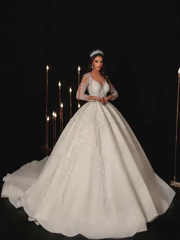 Robe de mariée moderne une ligne en dentelle avec appliques et manches longues pour femmes occasions spéciales