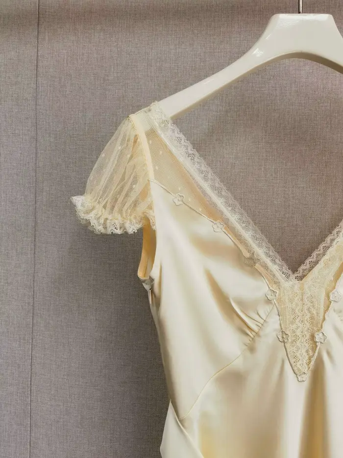 Robe d'été ajustée jaune en satin pour femme avec ceinture, col en V et manches volantées, style français, nouvelle collection