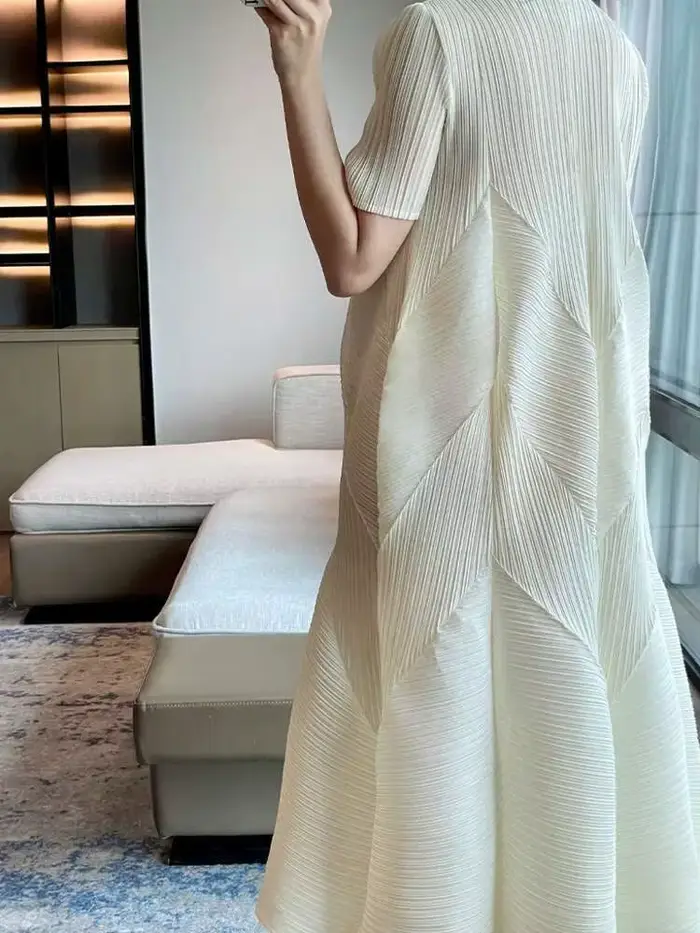 LANMREM robe plissée française pour femmes col rond manches courtes couleur unie robes décontractées mode féminine 2025 été nouveau 2DE415