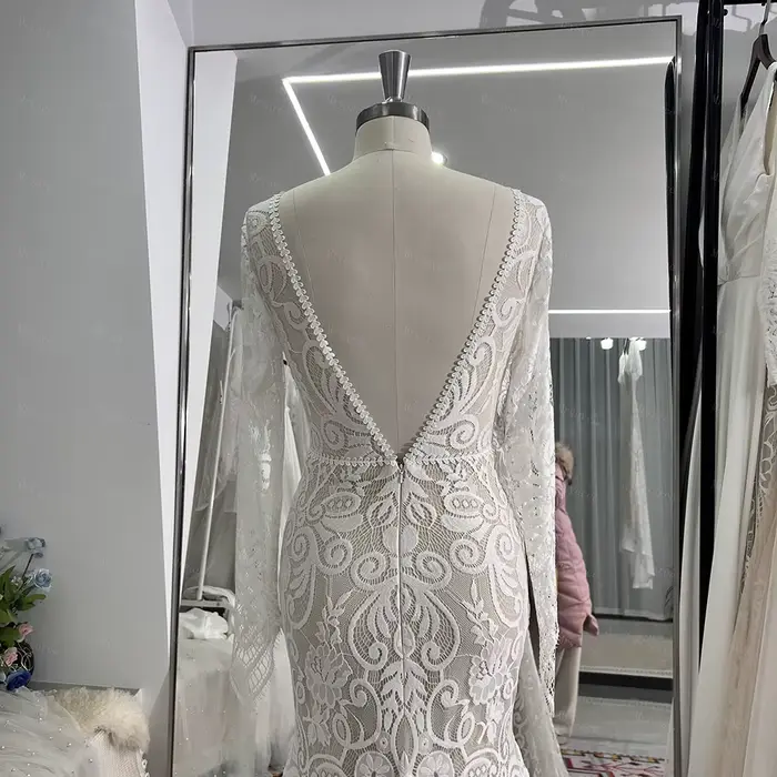 Robe de mariée bohème en dentelle avec manches longues et col en V pour femmes, idéale pour les mariages et cérémonies spéciales