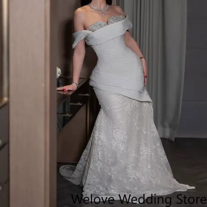 Robe de soirée élégante avec un décolleté épaules dénudées