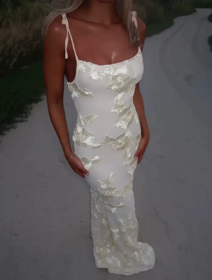 Robe longue brodée de fleurs roses