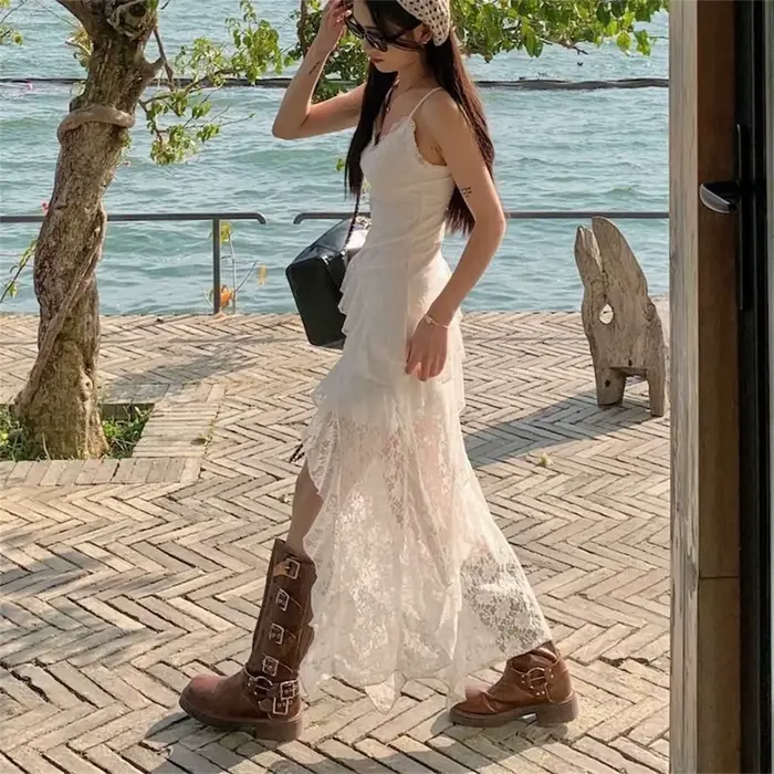 Robe longue en dentelle blanche pour femmes junior, sans manches, à volants, silhouette élégante, décolleté en V, polyester non extensible, style vintage, idéale pour les soirées et les journées quotidiennes ```
