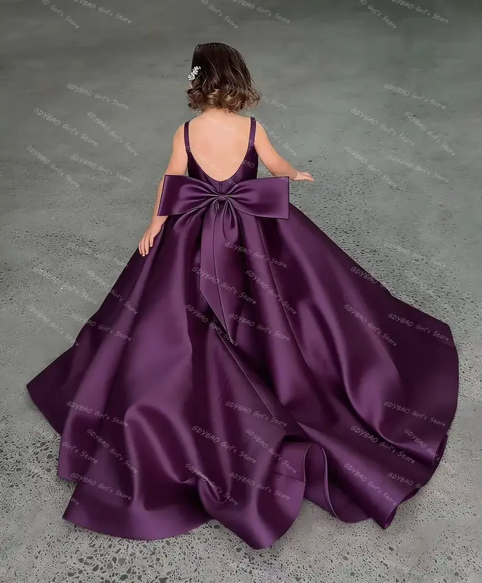 Robe de demoiselle d'honneur rose en satin plissé avec nœud et traîne brosse pour mariage, première communion et concours de beauté