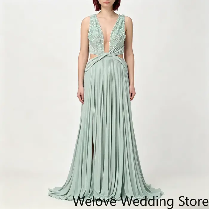 Robe de soirée élégante vert sauge avec décolleté en V profond, corsage perlé à la main, découpe à l