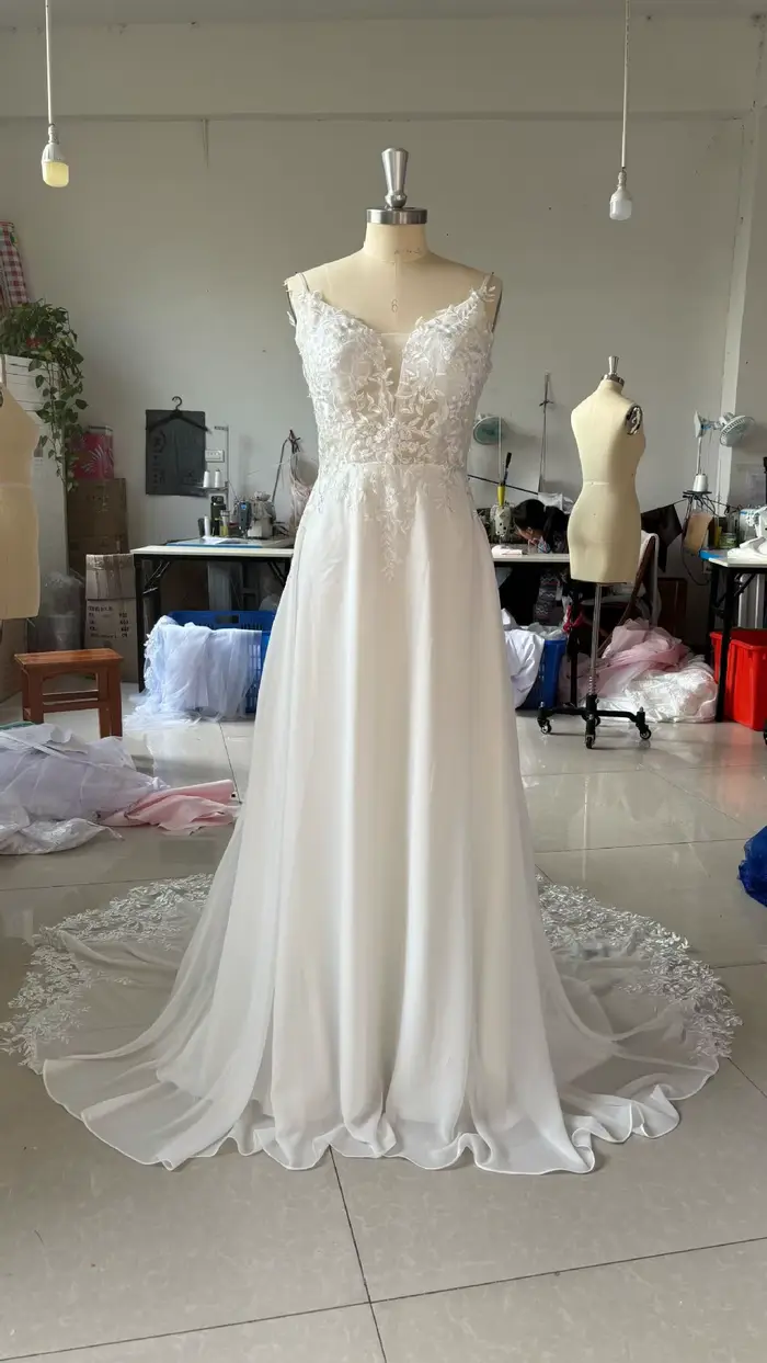Robe de mariée française à bretelles, queue de poisson, coupe cintrée et amincissante, en Satin, dos