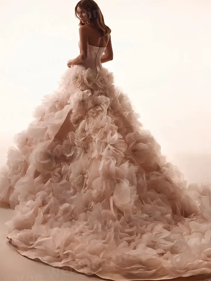 Luxueux une ligne robes De mariée pour femmes sans bretelles fleurs