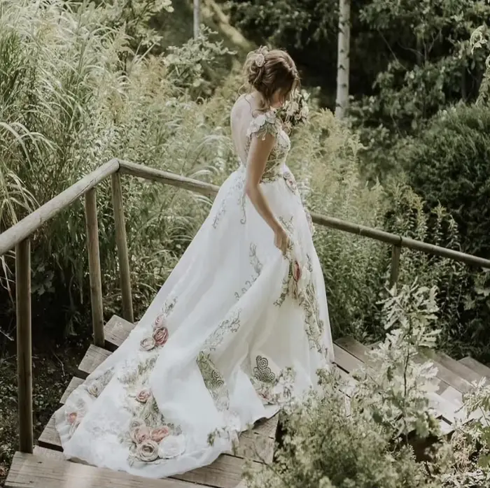Robe de mariée A-ligne à fleurs colorées, polyester, illusion de dos, soutien-gorge intégré, disponible en plusieurs tailles et couleurs pour femmes enceintes et événements spéciaux