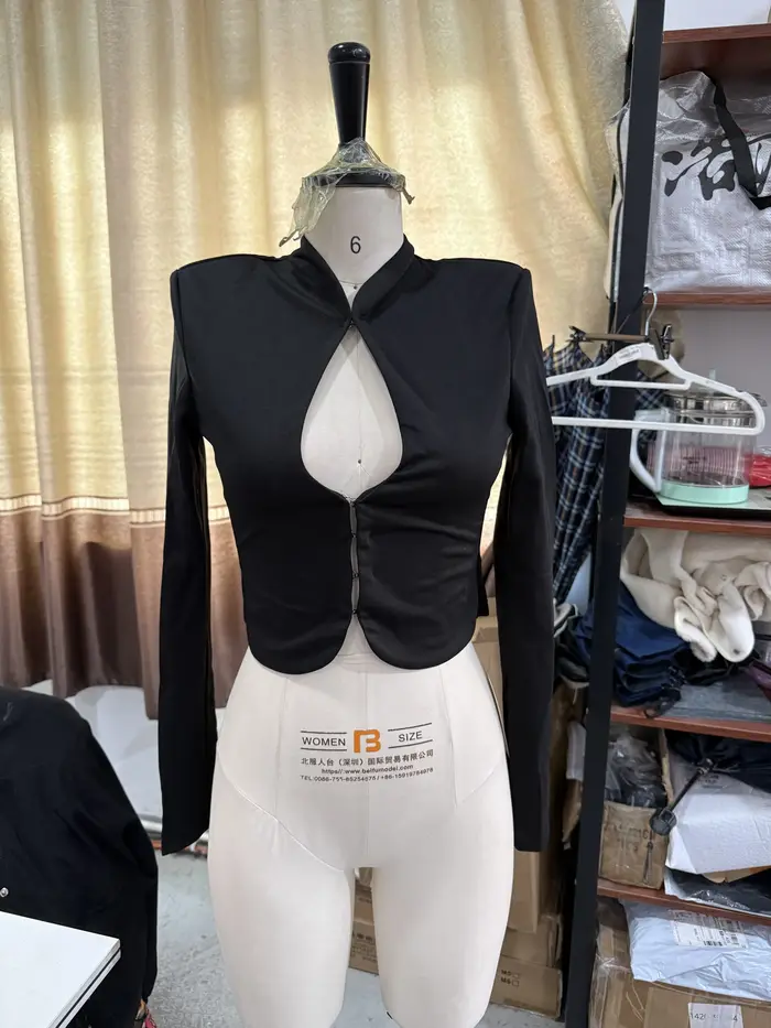 Robe blazer chic noire ajourée pour femme