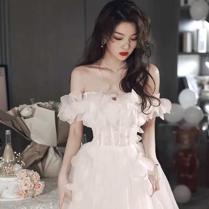 Robe de soirée blanche de luxe française avec train de balayage dentelle pour mariée ou occasions spéciales
