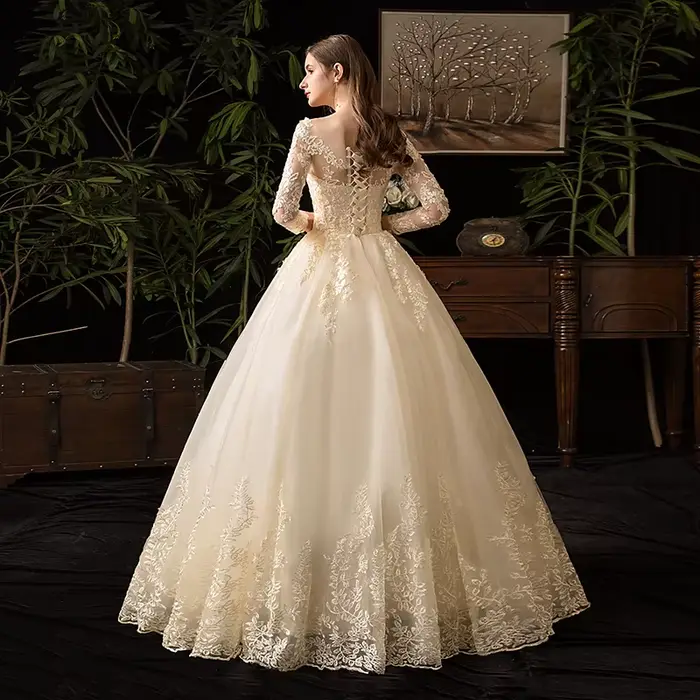 Robe de mariée musulmane en dentelle luxe avec manches longues et traînée de balayage pour mariage élégant