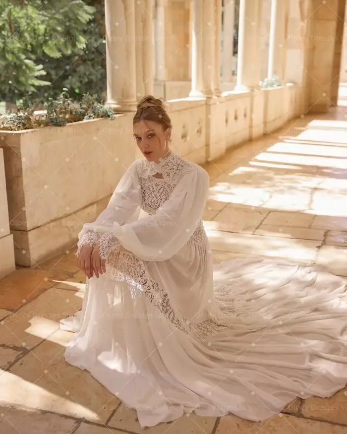 Robe de mariée en mousseline de soie avec appliques en dentelle, col rond, manches longues, silhouette sirène, idéale pour mariage bohème et plage