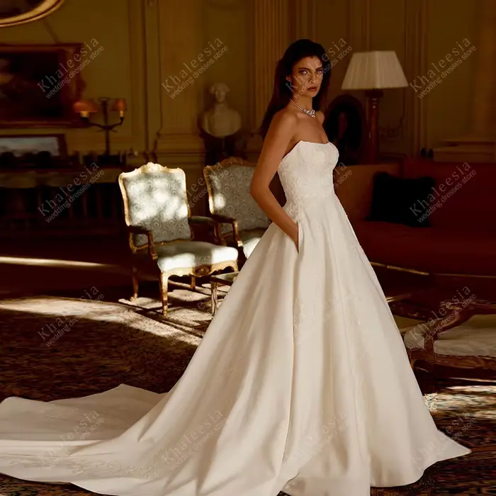 Robes De mariée charmantes Robes De mariée en satin Robes à plusieurs niveaux en dentelle Sexy sans
