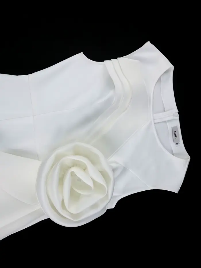 Robe mi-longue fourreau blanche élégante avec détails à volants de fleurs 3D