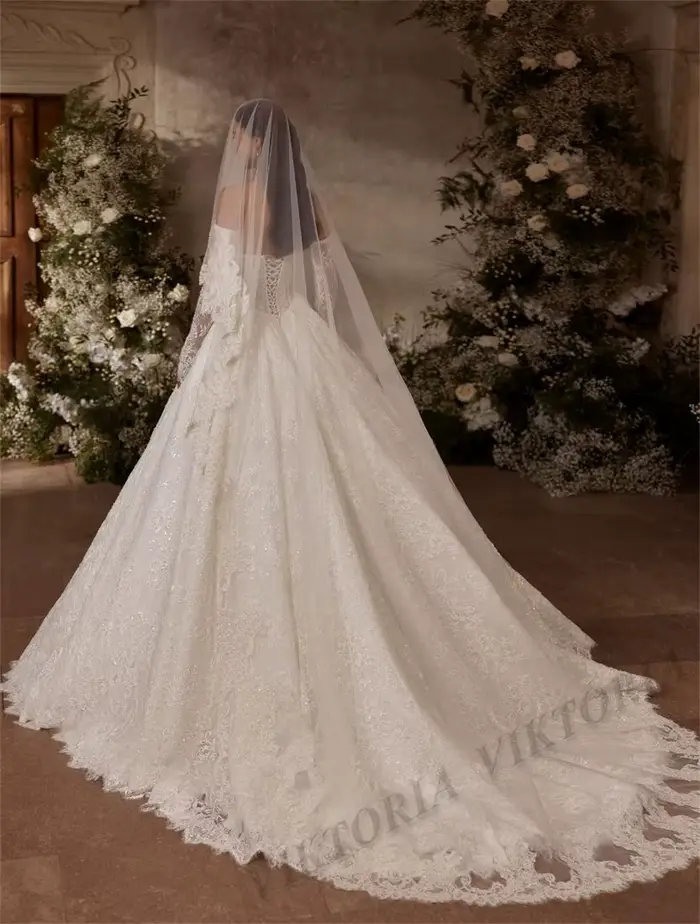 Robe de mariée Viktória Glorious Pearls en polyester avec dentelle et perles pour femmes, décolleté cœur, longueur au sol, personnalisable, pour cérémonies de mariage et événements spéciaux