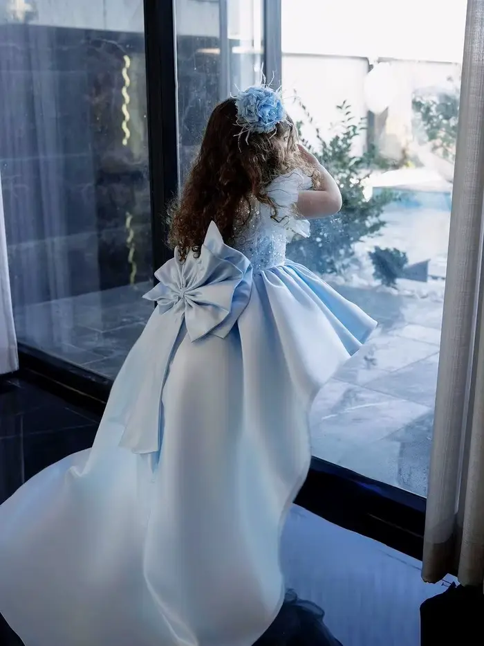 Belle robe bleue à fleurs pour filles, perles perlées, haut de charbon avec jupe bouffante, robes de fête pour tout-petits, grand nœud, haut-bas, longue boule de train
