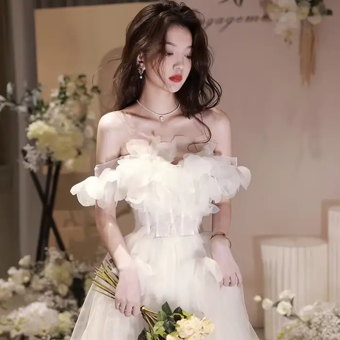 Robe de soirée blanche de luxe française avec train de balayage dentelle pour mariée ou occasions spéciales