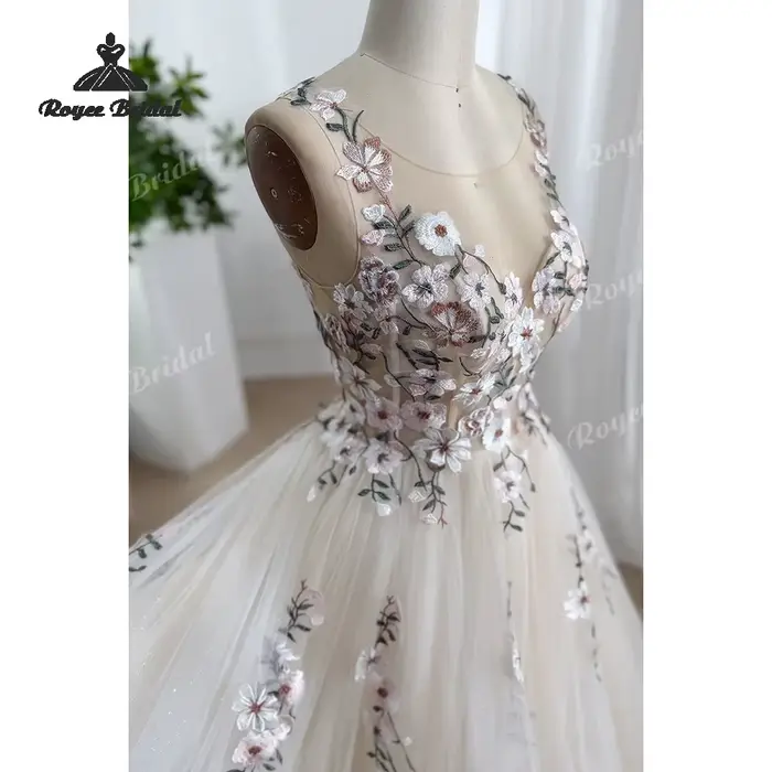 Robe de mariée en mousseline de soie avec motifs floraux forestiers, coupe trapèze, épaules dénudées, brodées, personnalisables, idéales pour les mariages traditionnels ou de plage