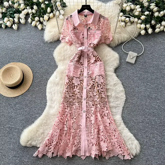 Robe midi blanche en dentelle florale pour femme, col chemise boutonné, ceinture, coupe ajustée, our
