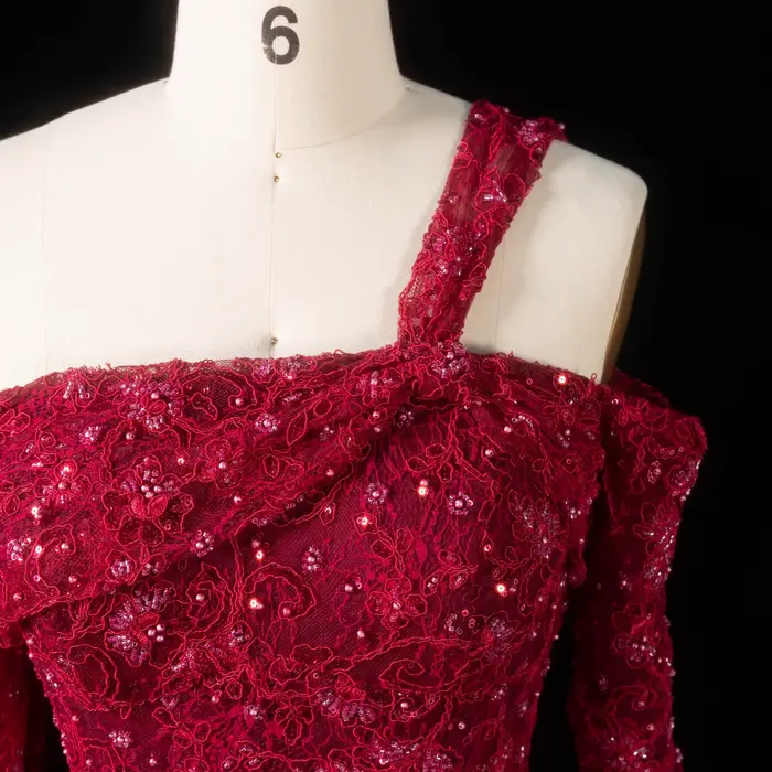 Robe de soirée sirène élégante rouge bordeaux Sharon Said Dubai avec perles florales lourdes