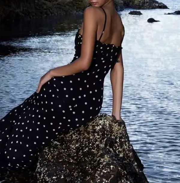 Robe noire à pois, figurine féminine serrée