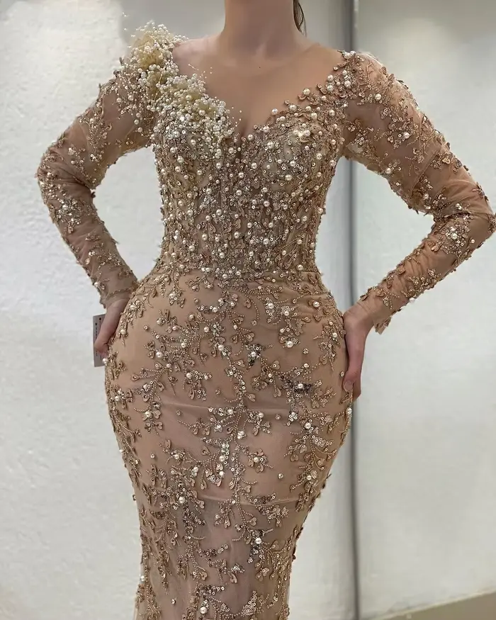 Robe Vinca Sunny en satin avec paillettes sirène, manche casquette, col en V pour soirée officielle et cérémonies formelles