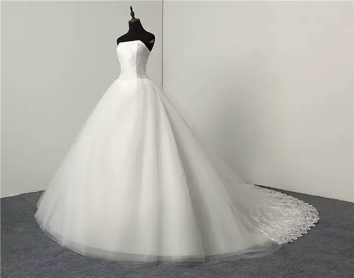 Robe de mariée ivoire sans bretelles à lacets