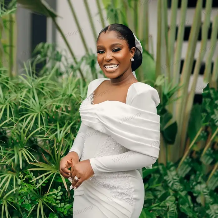 Robe de Mariée Personnalisée en Satin Plissé Ivoire avec Décolleté Cuillère et Perles Brodées pour Cérémonies de Mariage Civils et Soirées de Fiançailles Africaines