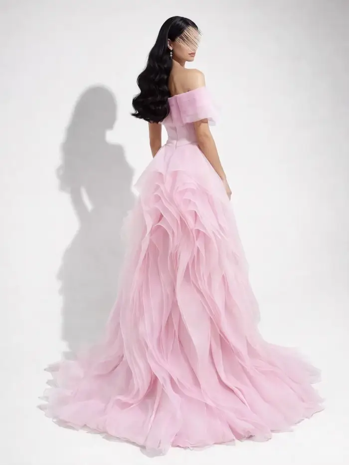Robes de bal rose à épaules dénudées avec volants et traîne