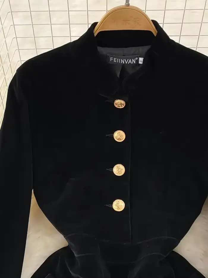 Robe élégante en velours noir pour femme coupe ligne A taille empire manches longues et boutons pour occasion hivernale