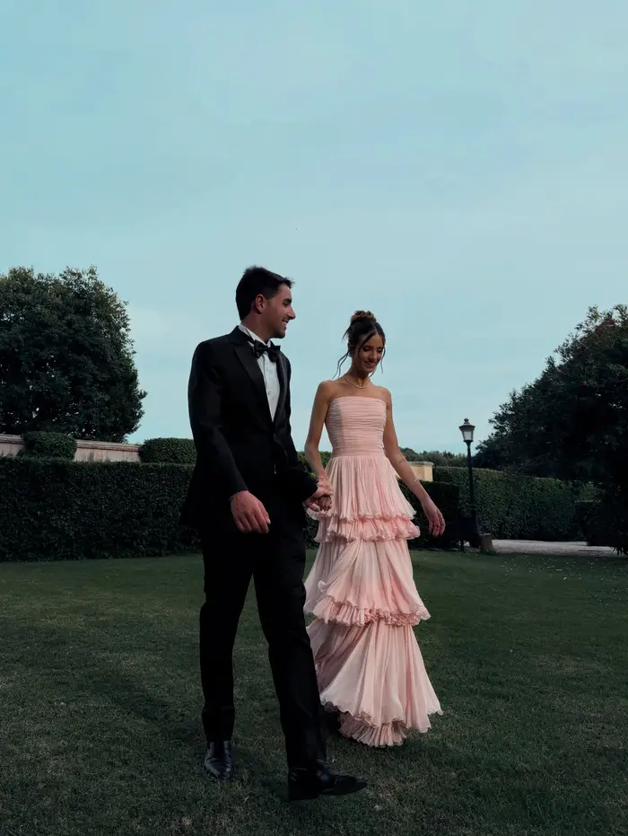 Robe de soirée en mousseline rose poudré à volants superposés avec cape détachable