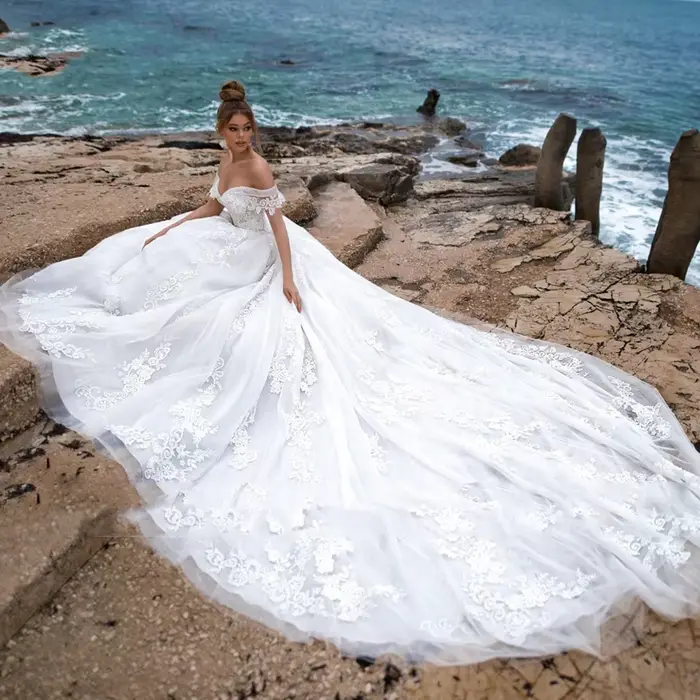 Robe de mariée blanche exquise avec train court, épaules dénudées, col en V, en tulle, appliques et sequins pour femmes occasions spéciales