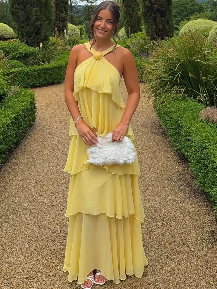 Robe longue jaune élégante à plusieurs niveaux
