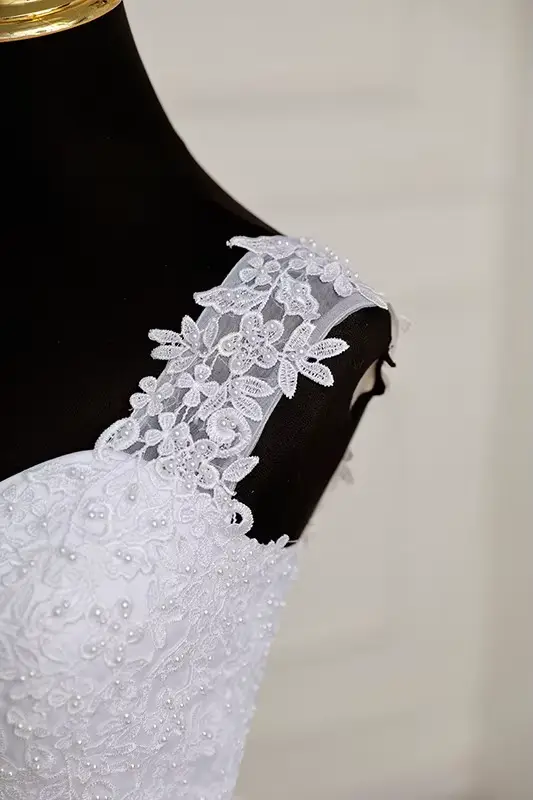 Robe de mariée classique en dentelle exquise pour femmes grandes tailles occassions spéciales élégante à offrir