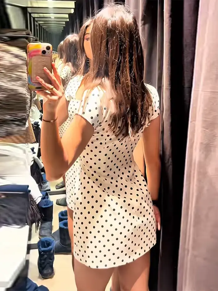 Robe courte chic à pois pour femmes style classique à offrir pour occasions spéciales