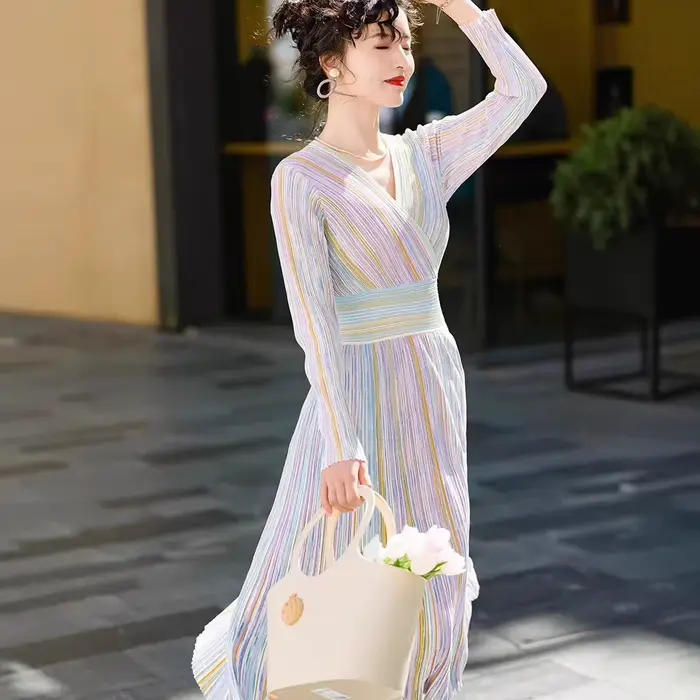 Robe midi en maille côtelée rayée arc-en-ciel pastel