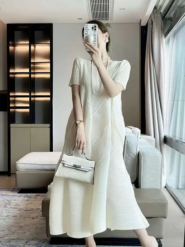 LANMREM robe plissée française pour femmes col rond manches courtes couleur unie robes décontractées mode féminine 2025 été nouveau 2DE415