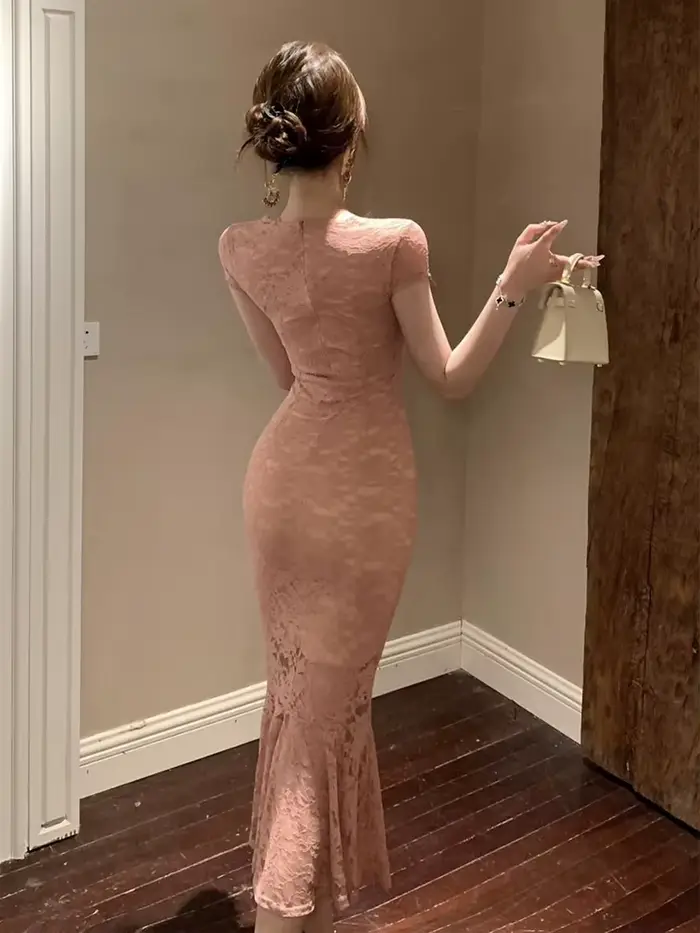 Robe de soirée française Fairycore en dentelle rose transparente pour femmes, silhouette sirène, col en V, bord volanté, idéale pour bal et événements de rue