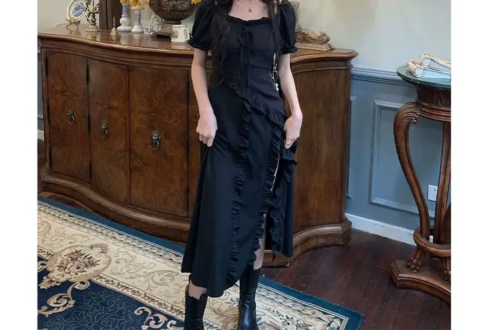 Robe noire élégante de la collection automne-hiver 2025 pour femmes avec col en V et patchwork, idéale pour soirées et événements professionnels