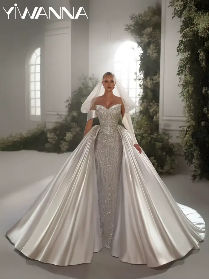 Robe de mariée longue en satin de luxe vintage avec traîne détachable et perles, élégante et personn