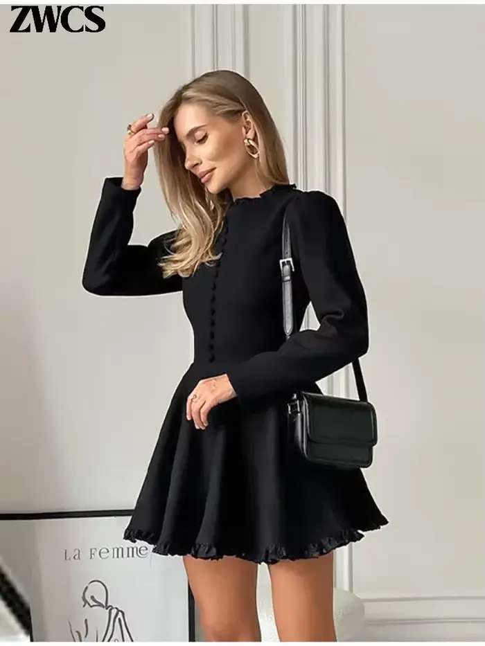 Robe noire à volants et col montant pour femmes