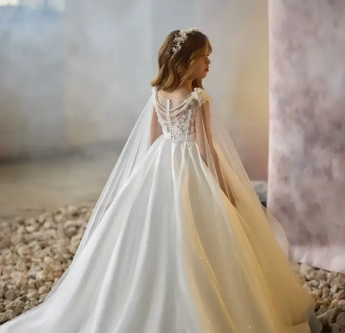 Robes de fille de fleur blanche élégante avec enveloppe personnalisée appliquée litière filles