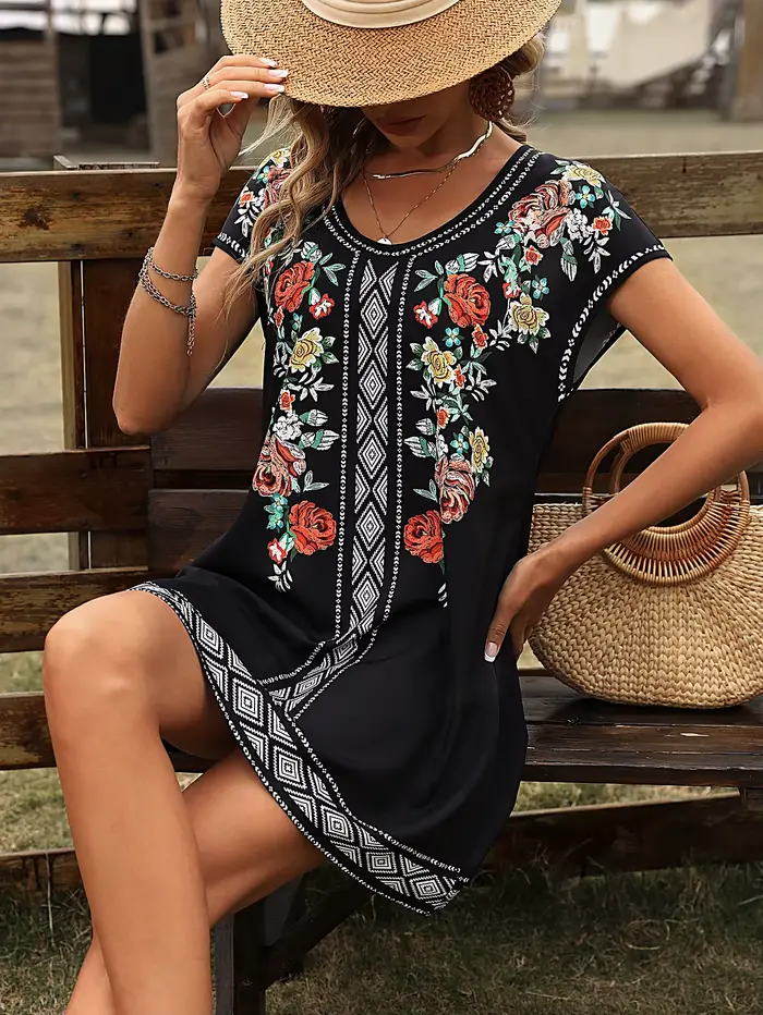 Robe noire à imprimé floral bohème col rond manches courtes style ethnique coupe ample mini-robe de vacances femme occassions spéciales